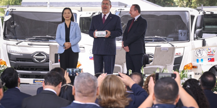 República de China (Taiwán) entregó 20 camiones al Mides. / Foto: Álvaro Interiano.