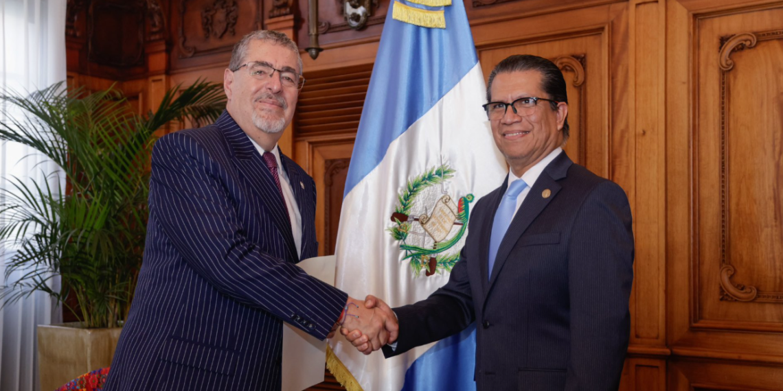 Presidente nombra a Eddy Roberto Carpio como nuevo presidente del Banco de Guatemala