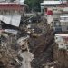 Excavadoras en el cauce de un río, entre viviendas con daños y taludes de tierra expuestos.