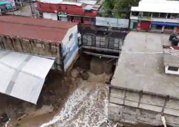 Vista aérea del puente Pinula y del cauce crecido debajo de la estructura.