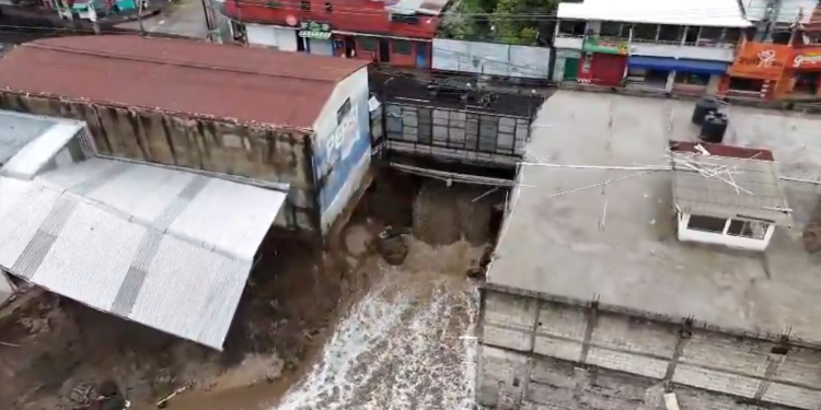 Vista aérea del puente Pinula y del cauce crecido debajo de la estructura.