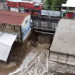 Vista aérea del puente Pinula y del cauce crecido debajo de la estructura.