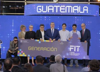 Bernardo Arévalo, autoridades del Mineco y empresarios sostienen una llave simbólica con la inscripción Generación FIT sobre un escenario.
