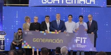 Bernardo Arévalo, autoridades del Mineco y empresarios sostienen una llave simbólica con la inscripción Generación FIT sobre un escenario.