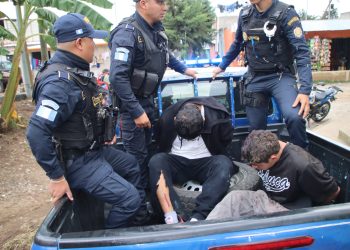 Pronta acción policial permite capturar a dos presuntos sicarios responsables de ataque armado. / Foto: PNC.