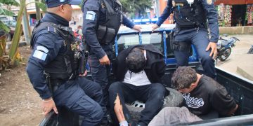 Pronta acción policial permite capturar a dos presuntos sicarios responsables de ataque armado. / Foto: PNC.