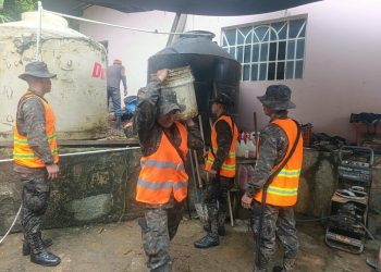 Brigadas del Ejército de Guatemala brindan ayuda humanitaria a la población afectada por lluvias. / Foto: Ejército.