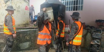 Brigadas del Ejército de Guatemala brindan ayuda humanitaria a la población afectada por lluvias. / Foto: Ejército.