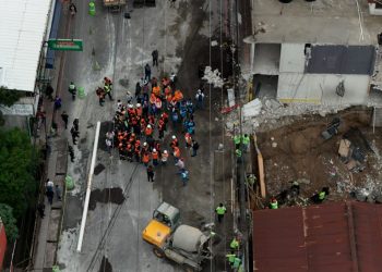 Gobierno evalúa viviendas y puente tras emergencia en Villa Hermosa. / Foto: CIV.