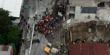 Gobierno evalúa viviendas y puente tras emergencia en Villa Hermosa. / Foto: CIV.