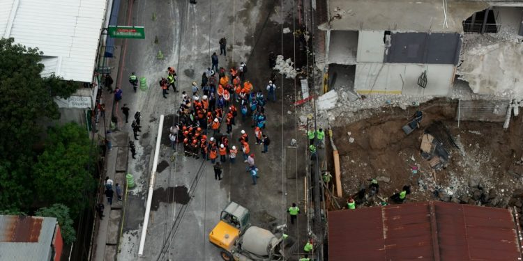 Gobierno evalúa viviendas y puente tras emergencia en Villa Hermosa. / Foto: CIV.
