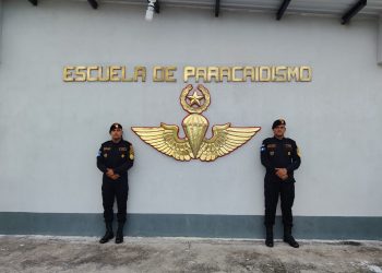 PNC especializa a agentes del Grupo Halcones en paracaidismo