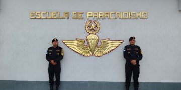PNC especializa a agentes del Grupo Halcones en paracaidismo