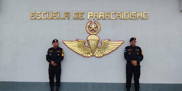 PNC especializa a agentes del Grupo Halcones en paracaidismo