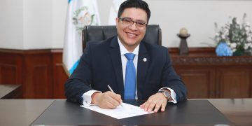 Elfego Castañón asume como contralor general de Cuentas