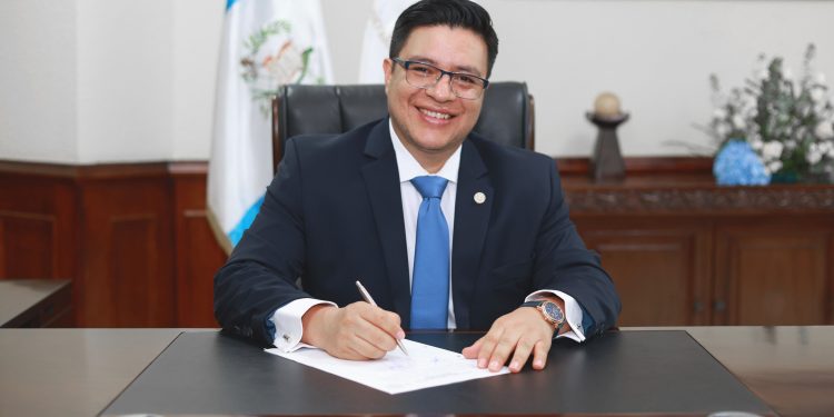 Elfego Castañón asume como contralor general de Cuentas