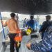 Personal naval y civiles a bordo de una embarcación en el lago de Atitlán.