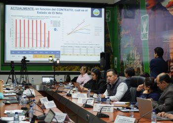El director del Insivumeh, Edwin Rojas, junto al subdirector, Mario Mejía, presentaron la perspectiva climática del último trimestre de 2026 durante una reunión de la Comisión de Seguridad Alimentaria del Congreso de la República. / Foto: Insivumeh.