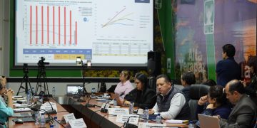 El director del Insivumeh, Edwin Rojas, junto al subdirector, Mario Mejía, presentaron la perspectiva climática del último trimestre de 2026 durante una reunión de la Comisión de Seguridad Alimentaria del Congreso de la República. / Foto: Insivumeh.