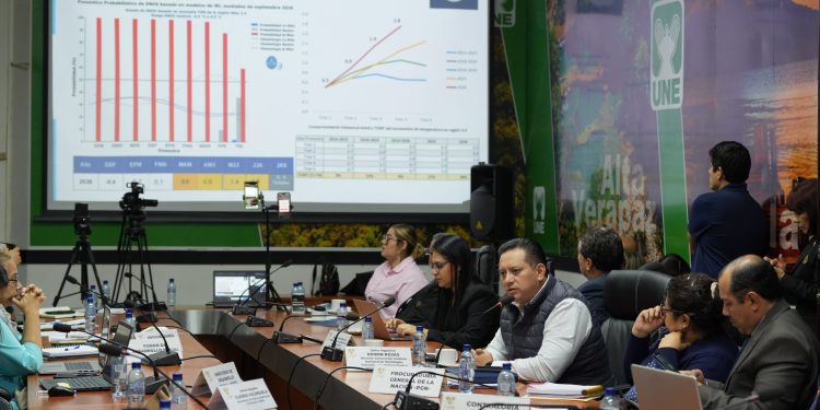 El director del Insivumeh, Edwin Rojas, junto al subdirector, Mario Mejía, presentaron la perspectiva climática del último trimestre de 2026 durante una reunión de la Comisión de Seguridad Alimentaria del Congreso de la República. / Foto: Insivumeh.