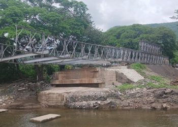 Instalación del puente modular en el km 111 de la ruta al Atlántico. /Foto: CIV.