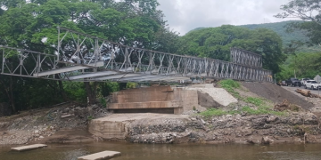 Instalación del puente modular en el km 111 de la ruta al Atlántico. /Foto: CIV.