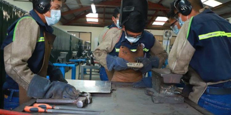 Mineduc evaluará competencias laborales en 11 departamentos
