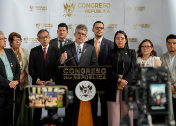 Joaquín Barnoya habla desde un atril del Congreso, acompañado de un grupo de personas, frente a cámaras de prensa.