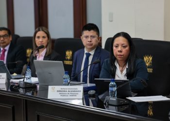 Débora Alvarado y otros integrantes de la delegación del Minfin sentados frente a computadoras y micrófonos en el Congreso.