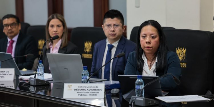 Débora Alvarado y otros integrantes de la delegación del Minfin sentados frente a computadoras y micrófonos en el Congreso.
