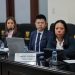 Débora Alvarado y otros integrantes de la delegación del Minfin sentados frente a computadoras y micrófonos en el Congreso.