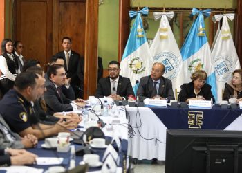 Autoridades del Tribunal Supremo Electoral y representantes de instituciones del Estado participan en una reunión de coordinación para fortalecer la seguridad durante las elecciones generales de 2027.