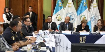 Autoridades del Tribunal Supremo Electoral y representantes de instituciones del Estado participan en una reunión de coordinación para fortalecer la seguridad durante las elecciones generales de 2027.