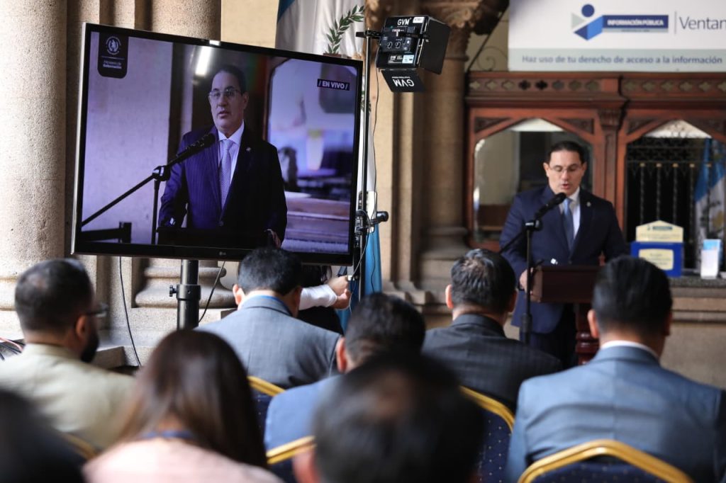 El titular de Gobernación, Marco Antonio Villeda, destacó que la incorporación del asistente virtual facilita el acceso a este mecanismo de atención. / Foto: Mingob.