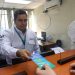 Trabajador del IGM entrega un folleto sobre arraigos a una persona en una ventanilla de atención.