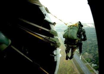 Ejército brinda detalles del curso básico de paracaidismo para civiles. / Foto: Ejército de Guatemala.