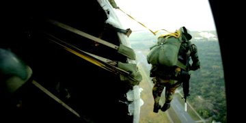 Ejército brinda detalles del curso básico de paracaidismo para civiles. / Foto: Ejército de Guatemala.