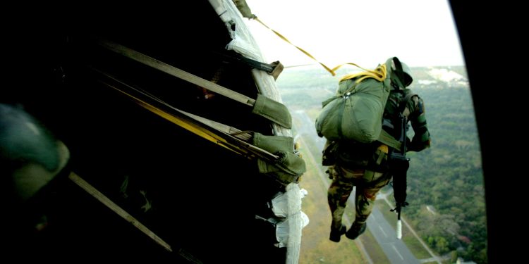 Ejército brinda detalles del curso básico de paracaidismo para civiles. / Foto: Ejército de Guatemala.
