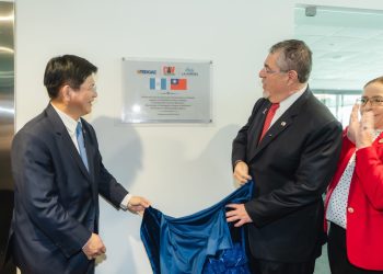 El presidente Bernardo Arévalo y el canciller de Taiwán, Lin Chia-lung, develan una placa con las banderas de Guatemala y Taiwán en el aeropuerto La Aurora.