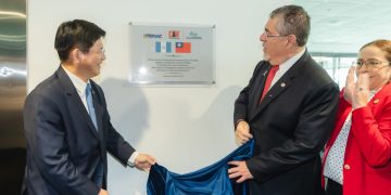 El presidente Bernardo Arévalo y el canciller de Taiwán, Lin Chia-lung, develan una placa con las banderas de Guatemala y Taiwán en el aeropuerto La Aurora.