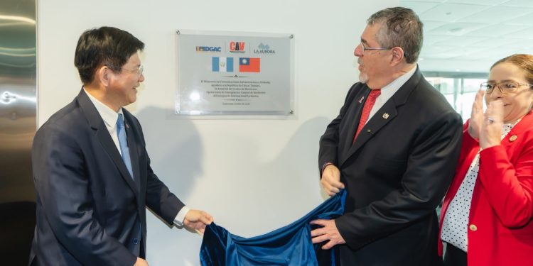 El presidente Bernardo Arévalo y el canciller de Taiwán, Lin Chia-lung, develan una placa con las banderas de Guatemala y Taiwán en el aeropuerto La Aurora.