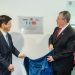 El presidente Bernardo Arévalo y el canciller de Taiwán, Lin Chia-lung, develan una placa con las banderas de Guatemala y Taiwán en el aeropuerto La Aurora.