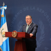 Presidente Bernardo Arévalo ante un atril con el escudo nacional, junto a la bandera de Guatemala.