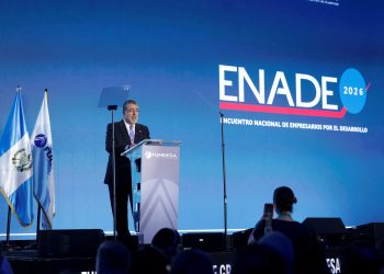 Presidente Bernardo Arévalo habla desde un atril de Fundesa frente a una pantalla de Enade 2026.