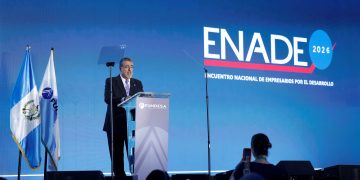 Presidente Bernardo Arévalo habla desde un atril de Fundesa frente a una pantalla de Enade 2026.