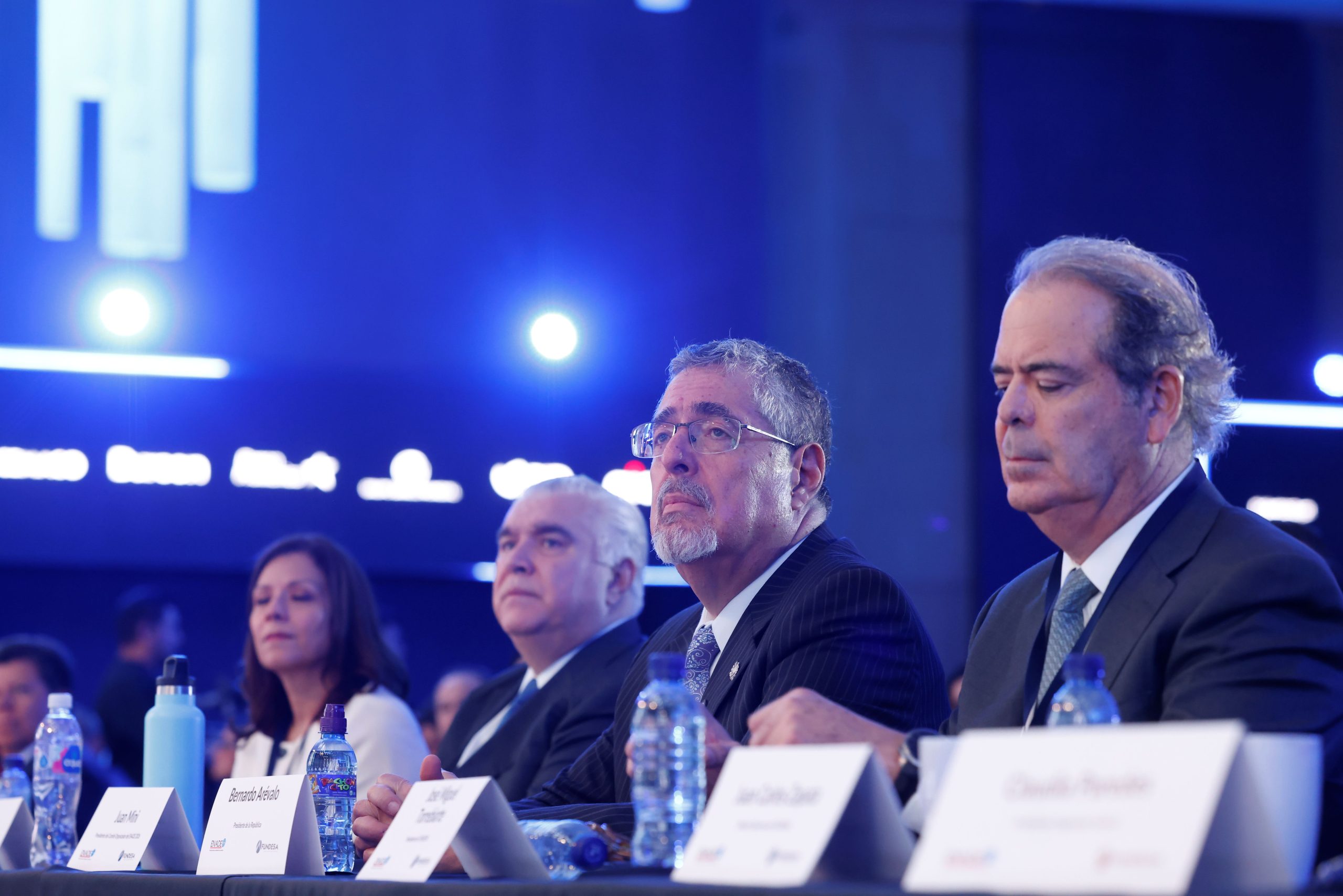 Presidente Bernardo Arévalo sentado junto a otros participantes de Enade 2026.