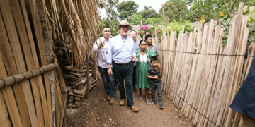 Presidente visita hogares transformados por Mano a Mano en aldea Pacrén, Jocotán