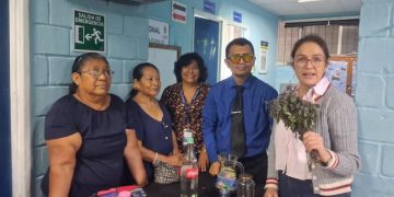 Salubristas y comadronas desarrollan un taller de herbolaria y tintura./Foto: MSPAS.