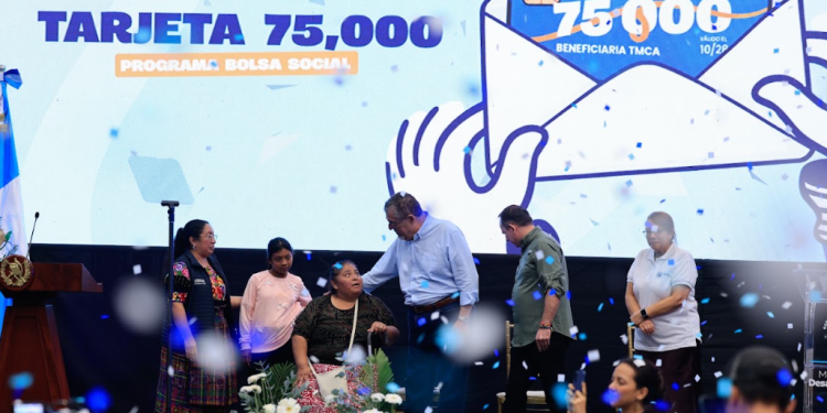 Presidente Bernardo Arévalo y otros participantes sentados en un escenario frente a una pantalla con el nombre del programa Bolsa Social.