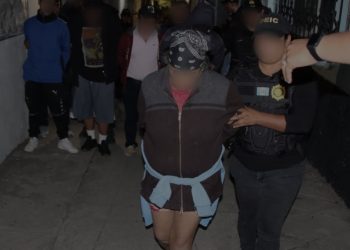 PNC captura a seis personas en flagancia en Mixco. (Foto: PNC)